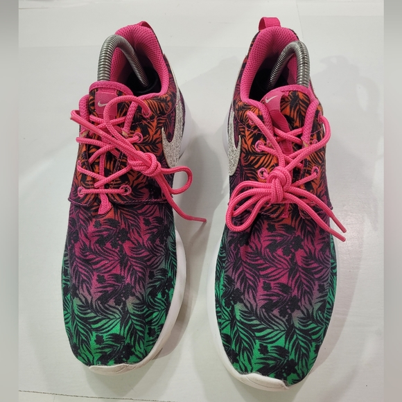 NIKE ROSHE RUN FLORAL PRINT MULTI-COLOR YOUTH SIZE 7/WOMEN 8.5 677784-602 A9 - Picture 3 of 15